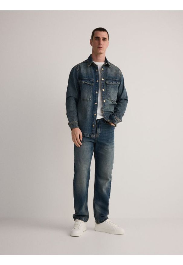 Reserved - Jeansy straight z efektem sprania - indigo jeans. Materiał: jeans