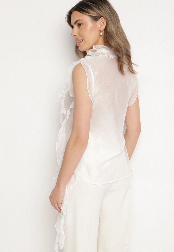 Born2be - Biała Koszula z Ozdobnymi Falbanami Adoria. Kolor: biały. Sezon: wiosna, lato. Styl: elegancki, klasyczny