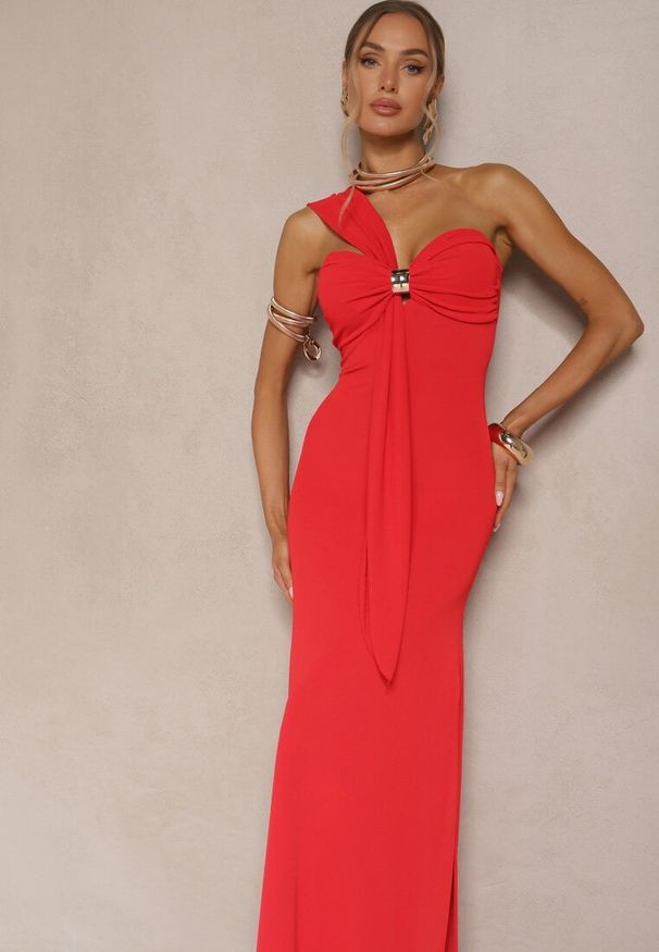 Renee - Czerwona Asymetryczna Sukienka Koktajlowa Ozdobiona Metaliczną Aplikacją Divianis. Kolor: czerwony. Wzór: aplikacja. Typ sukienki: asymetryczne. Styl: wizytowy