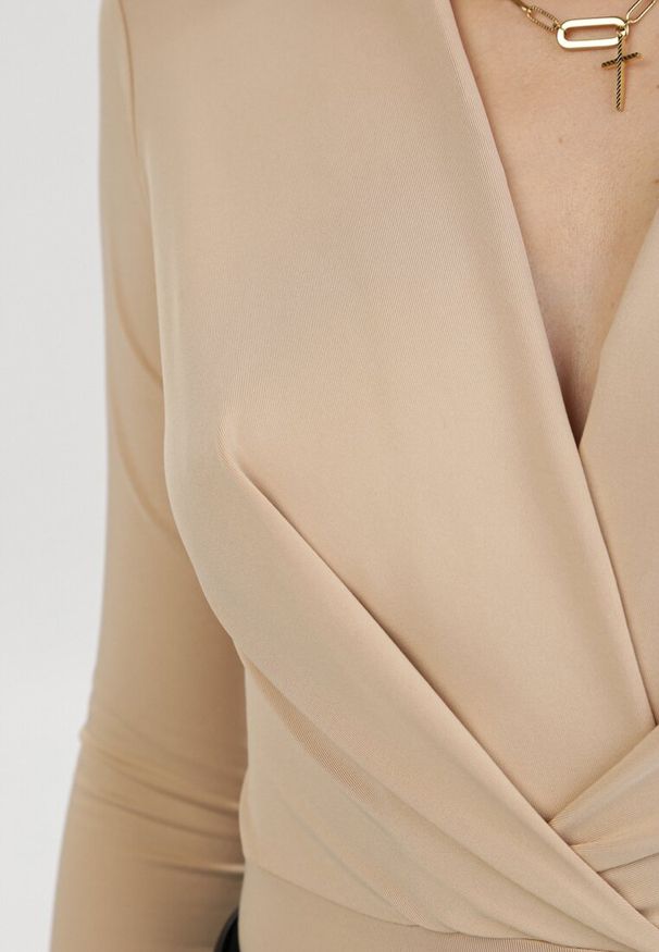 Born2be - Jasnobeżowe Body z Wiskozą i Kopertowym Dekoltem Candletree. Okazja: na co dzień. Kolor: beżowy. Materiał: wiskoza. Długość: długie. Wzór: aplikacja. Styl: casual, elegancki