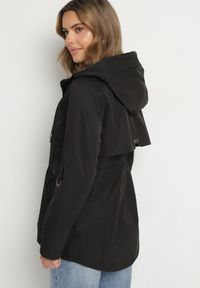 Born2be - Czarna Kurtka Parka z Kapturem i Kieszeniami z Możliwością Ściągnięcia w Talii Kailisse. Okazja: na co dzień. Typ kołnierza: kaptur. Kolor: czarny. Materiał: jeans. Styl: casual, klasyczny #7