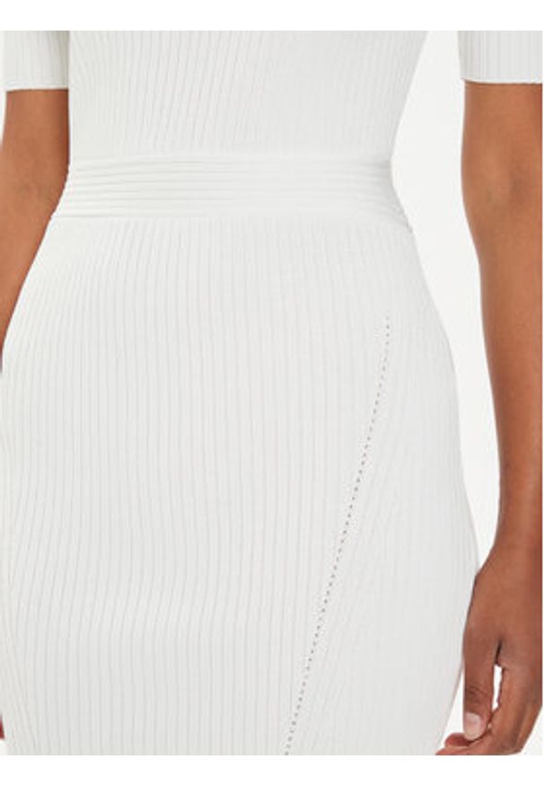 Guess Sukienka dzianinowa W4YK16 Z37K0 Biały Slim Fit. Kolor: biały. Materiał: syntetyk