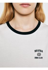 Big-Star - Koszulka dziewczęca z kontrastowym wykoŅczeniem biała Lillia 100. Okazja: na co dzień, na uczelnię. Kolor: biały. Materiał: dzianina. Wzór: nadruk. Styl: retro, młodzieżowy, casual, klasyczny, sportowy #6