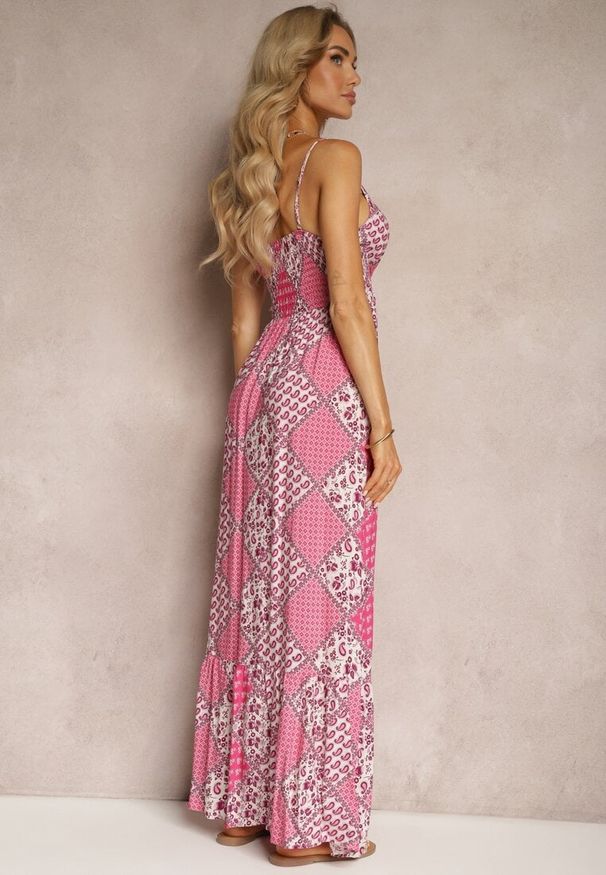 Renee - Różowa Boho Sukienka z Wiskozy z Gumką w Pasie i Trójkątnym Dekoltem Winsalia. Okazja: na co dzień. Kolor: różowy. Materiał: wiskoza. Styl: boho