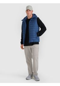 4f - 4F Bezrękawnik puchowy z wypełnieniem syntetycznym męski - granatowy L. Okazja: na co dzień. Typ kołnierza: kołnierzyk stójkowy, kaptur. Kolor: niebieski. Materiał: puch, syntetyk. Długość rękawa: bez rękawów. Długość: długie. Styl: casual, klasyczny, sportowy #2