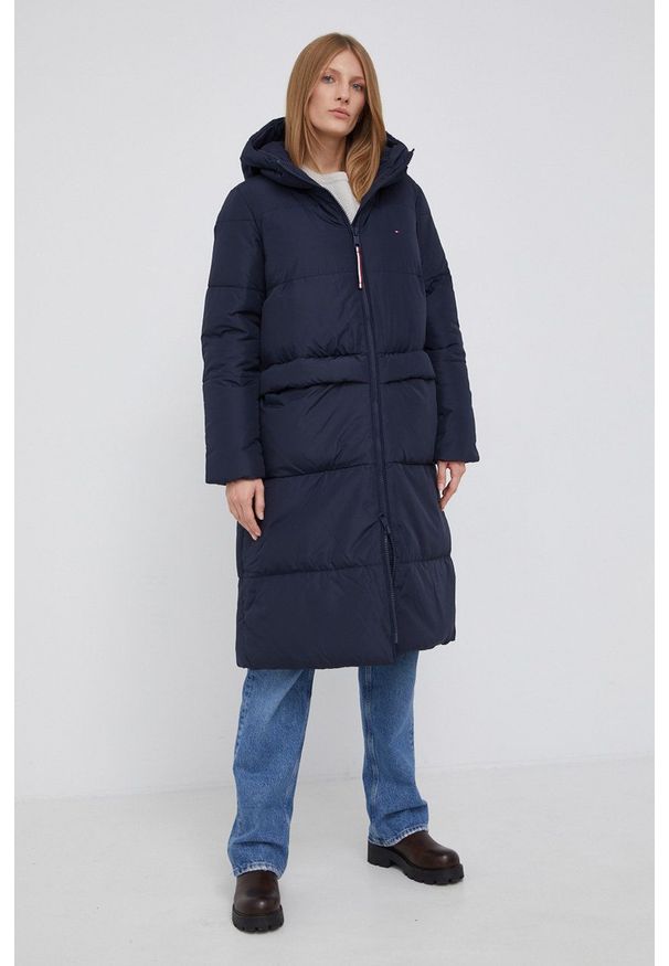 TOMMY HILFIGER - Tommy Hilfiger Kurtka damska kolor granatowy zimowa. Okazja: na co dzień. Typ kołnierza: kaptur. Kolor: niebieski. Sezon: zima. Styl: casual