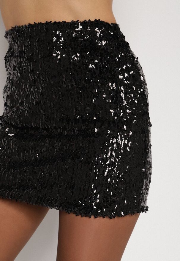 Born2be - Czarna Spódnica Ozdobiona Cekinami o Dopasowanym Kroju Vetisale. Kolor: czarny. Materiał: poliester. Wzór: aplikacja. Styl: elegancki