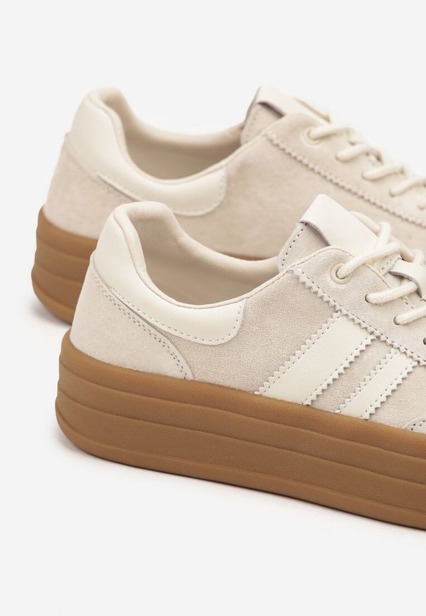 Renee - Jasnobeżowe Sneakersy Zamszowe na Platformie ze Skórzaną Wkładką Ozdobione Paskiem Adivrie. Okazja: na co dzień. Zapięcie: pasek. Kolor: beżowy. Materiał: zamsz, skóra. Wzór: aplikacja. Obcas: na platformie