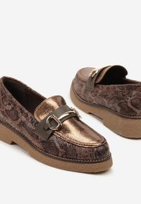 Born2be - Brązowo-Złote Mokasyny z Metaliczną Aplikacją i Tłoczeniem Arvacce. Okazja: na co dzień. Kolor: brązowy. Materiał: jeans. Wzór: aplikacja. Styl: casual, elegancki #4