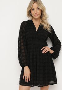 Born2be - Czarna Błyszcząca Sukienka o Rozkloszowanym Kopertowym Kroju z Odkrytymi Plecami Issanea. Okazja: na co dzień. Kolor: czarny. Materiał: skóra. Wzór: aplikacja. Typ sukienki: kopertowe. Styl: casual, rockowy, elegancki #1