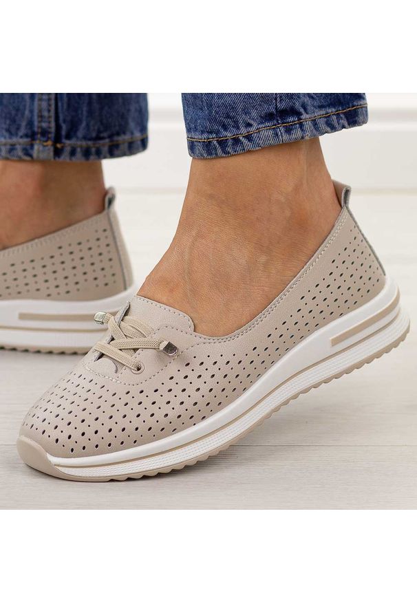 Beżowe ażurowe skórzane półbuty damskie S.Barski 7044. Okazja: na co dzień. Kolor: beżowy. Materiał: skóra. Szerokość cholewki: normalna. Wzór: ażurowy. Sezon: jesień, wiosna, lato. Styl: klasyczny, wakacyjny, casual