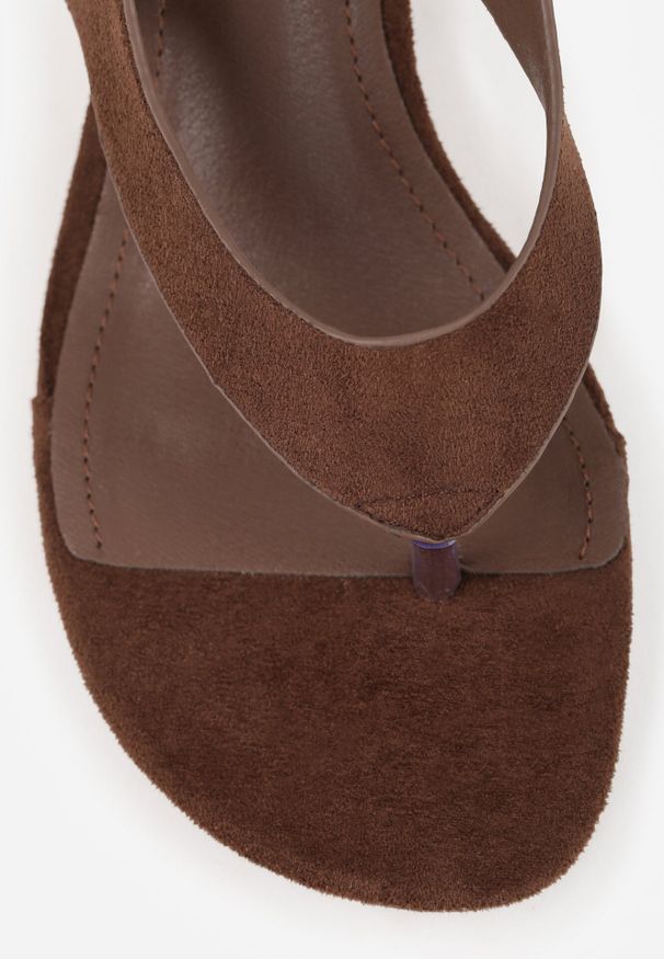 Born2be - Brązowe Sandały VICES Typu Japonki na Kaczuszkowym Obcasie Sabrimis. Okazja: na co dzień. Kolor: brązowy. Materiał: jeans. Obcas: na obcasie. Styl: elegancki, casual. Wysokość obcasa: średni