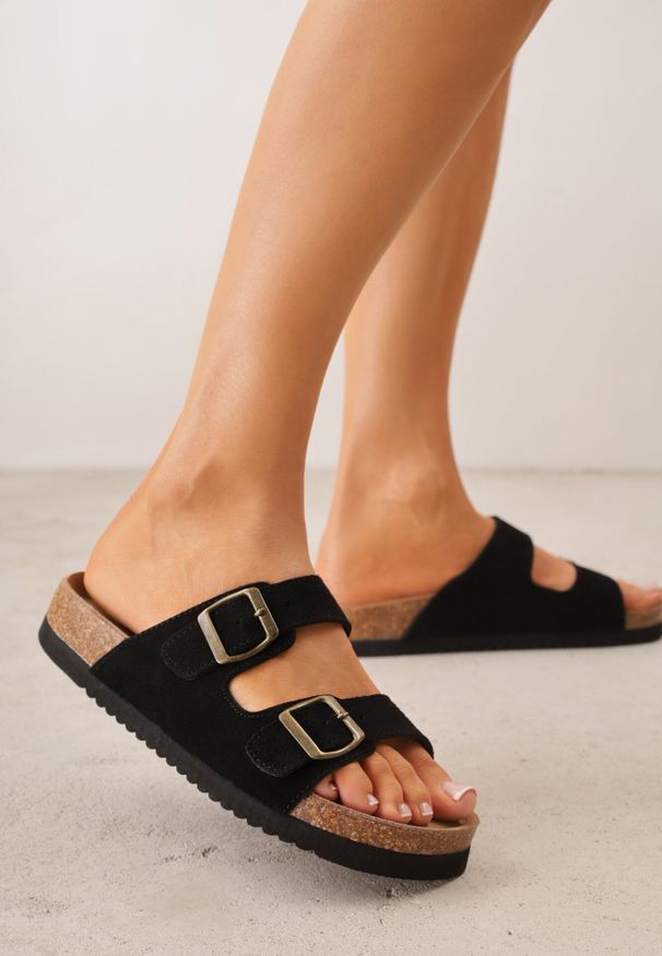 Born2be - Czarne Klasyczne Klapki z Zamszu Naturalnego z Paskami z Klamrami z Regulacją Realie. Okazja: na co dzień. Kolor: czarny. Materiał: zamsz. Wzór: paski. Styl: klasyczny