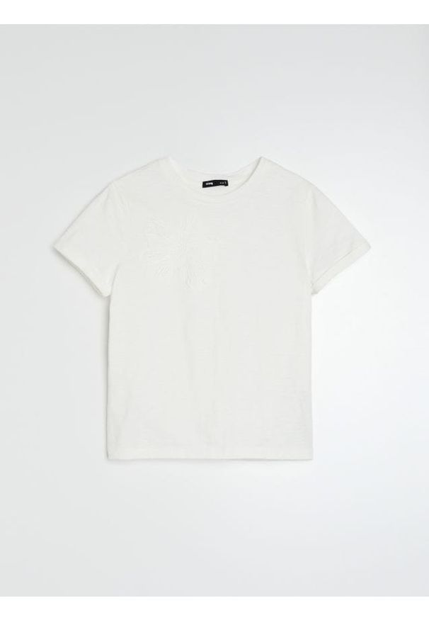 Sinsay - Bawełniana koszulka z aplikacją 3D - kremowy. Kolor: kremowy. Materiał: bawełna. Wzór: aplikacja