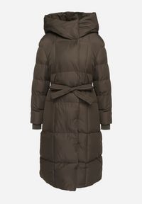 Born2be - Ciemnozielona Długa Kurtka Pikowana z Kapturem i Wysokim Kołnierzem Wiązana w Talii Zevrira. Okazja: na co dzień. Typ kołnierza: kaptur. Kolor: zielony. Materiał: jeans, materiał. Długość: długie. Styl: klasyczny, casual, elegancki, sportowy #3