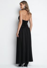 Born2be - Czarna Koktajlowa Sukienka z Marszczeniem Odkrytymi Plecami i Usztywnianymi Miseczkami Vamilina. Okazja: na imprezę. Kolor: czarny. Typ sukienki: proste. Styl: wizytowy #5
