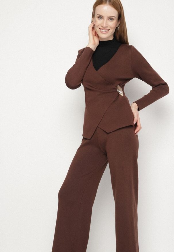Born2be - Brązowy Komplet z Wiskozą Kopertowy Sweter z Broszką i Szerokie Spodnie Esnna. Kolor: brązowy. Materiał: wiskoza