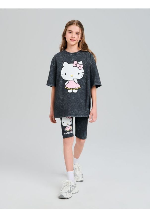 Sinsay - Krótkie legginsy Hello Kitty - czarny. Kolor: czarny. Długość: krótkie. Wzór: motyw z bajki