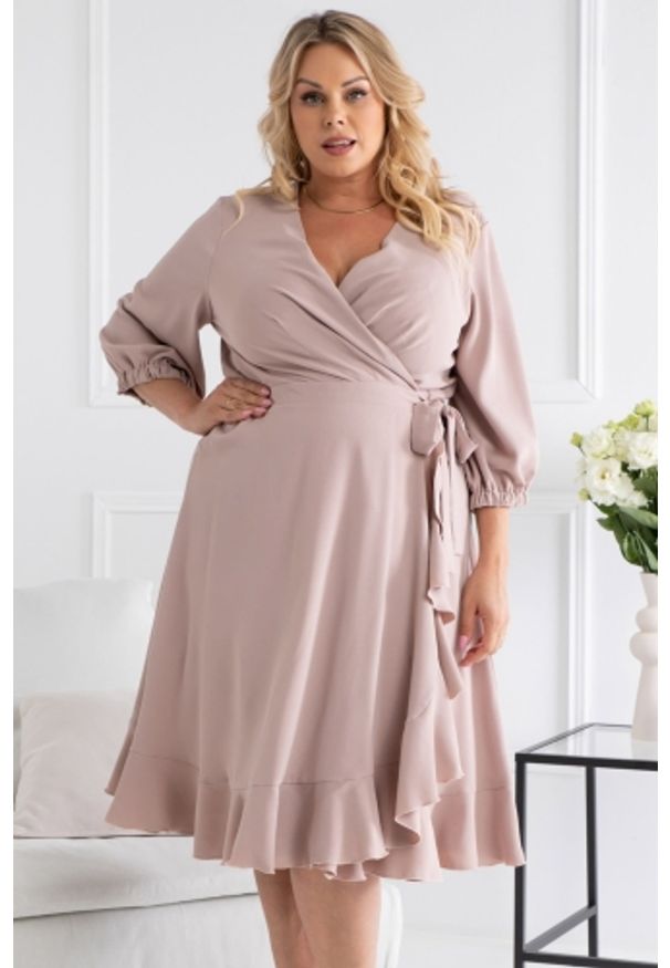 KARKO - Sukienka do pracy kopertowa elegancka z falbanką IRIS ciemny beż PROMOCJA. Okazja: do pracy. Typ kołnierza: kołnierz z falbankami, dekolt w kształcie V, dekolt kopertowy. Kolekcja: plus size. Kolor: beżowy. Wzór: aplikacja. Typ sukienki: kopertowe. Materiał: tkanina, skóra, poliester, materiał, elastan. Długość rękawa: długi rękaw. Sezon: lato. Styl: elegancki