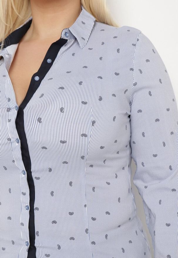 Born2be - Niebieska Koszula o Taliowanym Fasonie z Delikatnym Wzorem Starley. Okazja: na co dzień, na spotkanie biznesowe, do pracy. Kolor: niebieski. Materiał: jeans. Długość rękawa: długi rękaw. Długość: długie. Styl: biznesowy, elegancki, casual