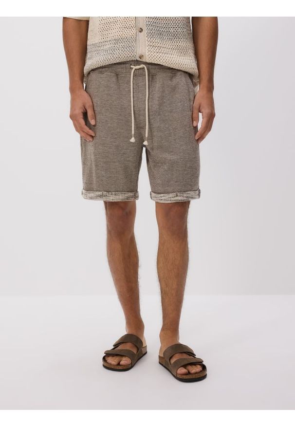 Reserved - Strukturalne szorty regular - brązowy. Kolor: brązowy. Materiał: bawełna, dzianina