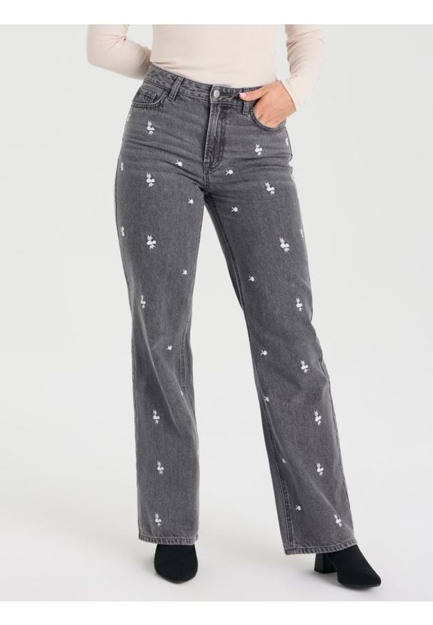 Sinsay - Jeansy wide leg high waist z kwiatowym haftem - szary. Stan: podwyższony. Kolor: szary. Wzór: kwiaty, haft