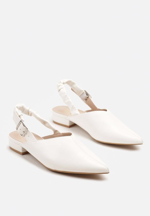 Born2be - Białe Sandały ze Szpiczastym Noskiem i Sprzączką Jeneliena. Okazja: na co dzień, na imprezę. Nosek buta: szpiczasty. Zapięcie: sprzączka. Kolor: biały. Styl: elegancki, klasyczny, casual