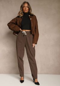 Renee - Brązowe Spodnie z Bawełny Mom Fit Ozdobione Sznurkiem Apinella. Okazja: na co dzień. Kolor: brązowy. Materiał: bawełna. Wzór: aplikacja. Styl: casual #5