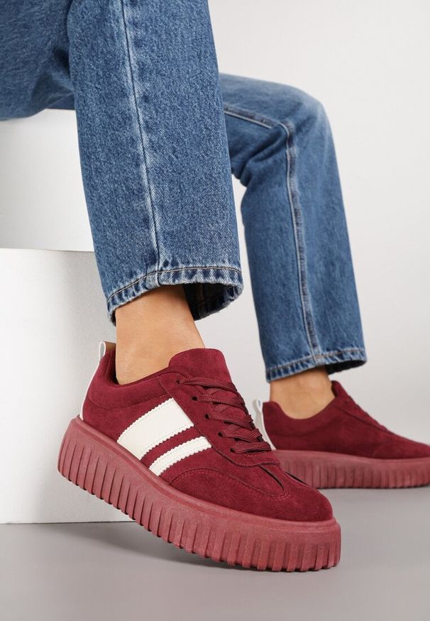 Born2be - Bordowe Sneakersy na Grubej Podeszwie z Tłoczeniem Rilunessa. Okazja: na co dzień. Kolor: czerwony. Materiał: jeans