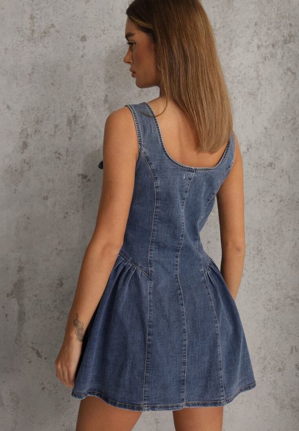 Renee - Niebieska Bawełniana Rozkloszowana Sukienka z Jeansu Ozdobiona Guzikami Sofeis. Okazja: na co dzień. Typ kołnierza: dekolt gorset. Kolor: niebieski. Materiał: bawełna, jeans. Wzór: aplikacja. Typ sukienki: proste, gorsetowe. Styl: casual