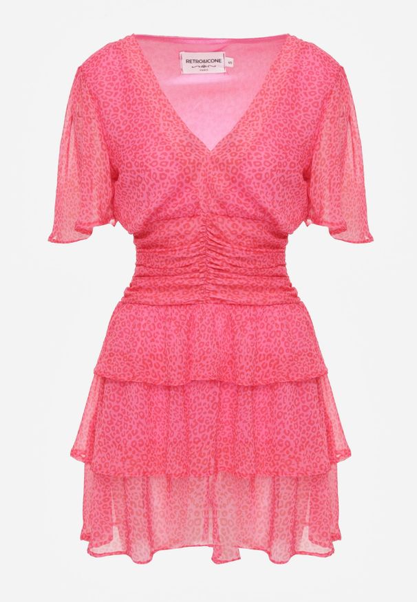 Renee - Różowa Sukienka Mini z Falbankami i Marszczeniem w Talii Kraisa. Typ kołnierza: kołnierz z falbankami. Kolor: różowy. Materiał: tkanina. Długość rękawa: krótki rękaw. Wzór: aplikacja. Sezon: wiosna, lato. Długość: mini