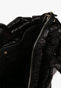 Renee - Czarna Torebka Typu Shopper Ozdobiona Wypukłym Pikowaniem Vamiste. Kolor: czarny. Wzór: aplikacja. Materiał: pikowane. Styl: casual