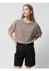 outhorn - T-shirt oversize z nadrukiem damski Outhorn - brązowy. Kolor: brązowy. Materiał: bawełna, dzianina. Wzór: nadruk #2