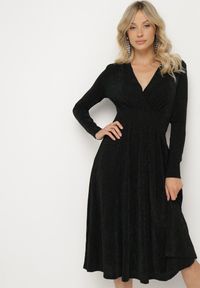 Born2be - Zielona Taliowana Sukienka z Wiskozą o Rozkloszowanym Kroju Zdobiona Metaliczną Nicią Mesinae. Okazja: do pracy, na spotkanie biznesowe. Typ kołnierza: dekolt w kształcie V. Kolor: zielony. Materiał: wiskoza. Długość rękawa: długi rękaw. Wzór: aplikacja. Typ sukienki: rozkloszowane. Styl: glamour, biznesowy, wizytowy, elegancki #6