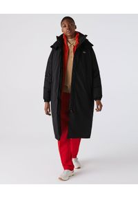 Lacoste - LACOSTE - Czarna kurtka oversize. Kolor: czarny. Materiał: tkanina. Długość: długie. Wzór: gładki. Sezon: zima. Styl: elegancki, sportowy