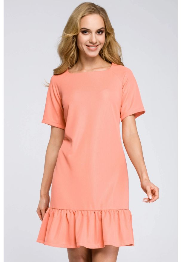 MOE - Sukienka dzianinowa trapezowa z falbaną na dole koral. Okazja: do pracy, na co dzień. Materiał: dzianina. Sezon: jesień. Typ sukienki: trapezowe. Styl: casual, wizytowy