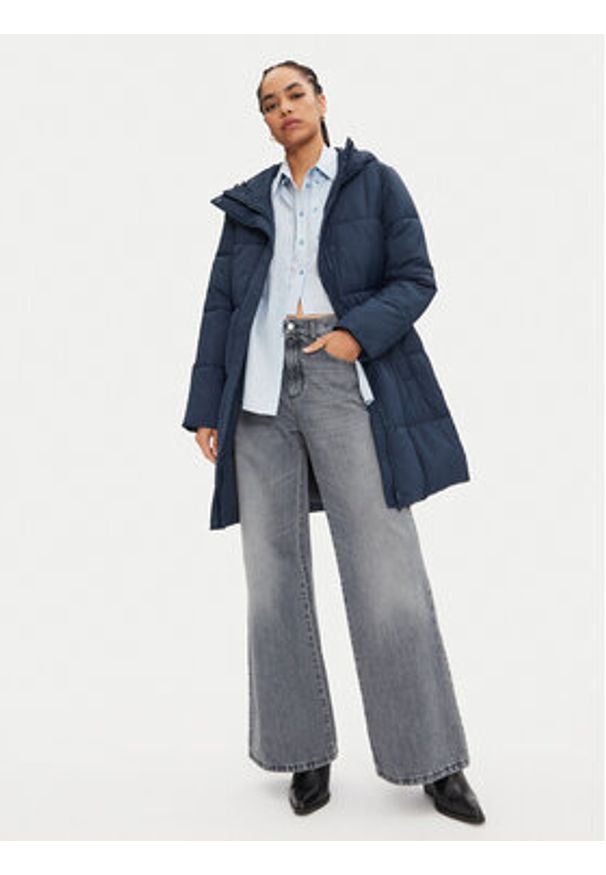 Calvin Klein Jeans Płaszcz zimowy J20J224122 Granatowy Relaxed Fit. Kolor: niebieski. Materiał: syntetyk. Sezon: zima