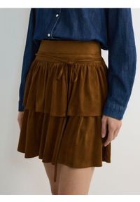 Reserved - Spódnica mini z wiązaniem - brązowy. Kolor: brązowy. Materiał: dzianina #1