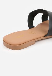 Renee - Czarne Klapki Vices ze Skóry Naturalnej Ozdobione Wycięciami Arqelia. Okazja: na co dzień. Kolor: czarny. Materiał: skóra. Wzór: aplikacja. Styl: elegancki, casual #5