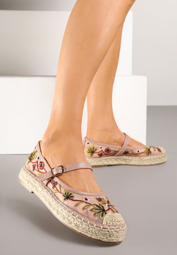 Renee - Różowe Espadryle z Siateczki na Plecionej Podeszwie Zdobione Haftem Evelritia. Okazja: na co dzień. Zapięcie: pasek. Kolor: różowy. Materiał: jeans, materiał. Wzór: aplikacja, haft. Styl: elegancki, casual