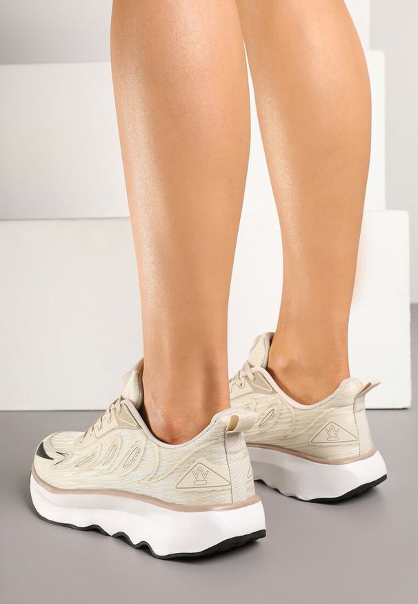 Renee - Beżowe Sneakersy na Podeszwie z Pianki Zdobione Geometrycznymi Detalami Ulianavia. Okazja: na co dzień. Kolor: beżowy. Materiał: jeans. Wzór: aplikacja, geometria