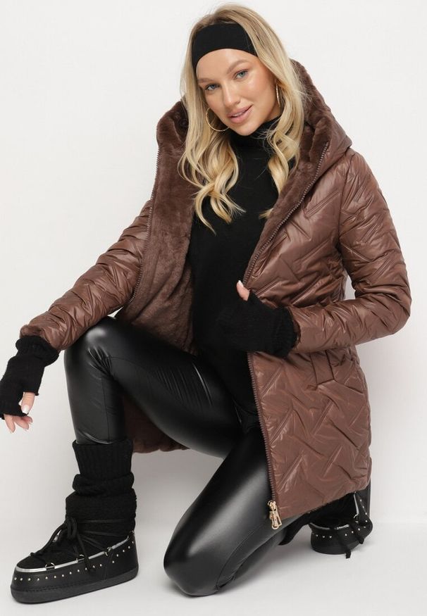 Born2be - Brązowa Kurtka Pikowana z Kapturem Ocieplona Futerkiem Zennira. Okazja: na co dzień. Typ kołnierza: kaptur. Kolor: brązowy. Materiał: futro. Sezon: zima, jesień. Styl: casual, elegancki