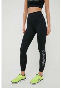 Calvin Klein Performance legginsy treningowe CK Essentials damskie kolor czarny z nadrukiem. Kolor: czarny. Materiał: skóra, dzianina. Wzór: nadruk #1