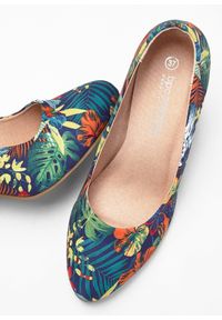 bonprix - Czółenka na obcasie klockowym. Kolor: szary, wielokolorowy. Wzór: nadruk. Sezon: lato. Obcas: na obcasie. Wysokość obcasa: średni #3