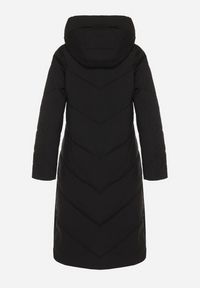 Born2be - Czarna Kurtka Pikowana o Długim Fasonie z Nieodpinanym Kapturem i Kieszeniami Nerilani. Okazja: na spacer, na co dzień. Kolor: czarny. Materiał: skóra. Długość: długie. Sezon: zima. Styl: casual, elegancki #2