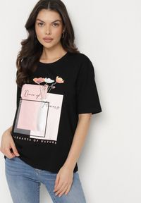 Born2be - Czarny Bawełniany T-shirt Oversize z Ozdobnym Nadrukiem Setaliria. Okazja: na co dzień. Kolor: czarny. Materiał: bawełna. Wzór: nadruk. Styl: klasyczny, casual, elegancki #1