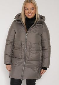 Born2be - Szara Długa Pikowana Kurtka z Nieodpinanym Kapturem Mevessia. Okazja: na co dzień. Kolor: szary. Materiał: jeans. Długość: długie. Styl: klasyczny, casual, elegancki #1