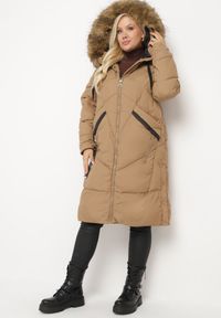 Born2be - Beżowa Kurtka Pikowana z Odpinanym Futerkiem Zivilda. Okazja: na co dzień. Kolekcja: plus size. Kolor: beżowy. Materiał: futro. Wzór: geometria. Styl: klasyczny, casual, elegancki #6