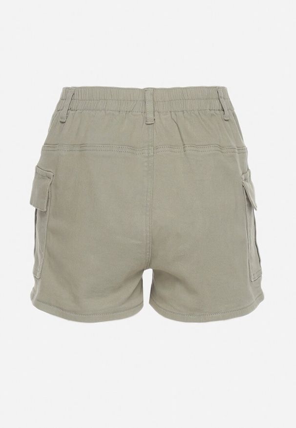 Born2be - Zielone Bawełniane Szorty z Gumką w Pasie i Kieszeniami z Klapą Wiavara. Okazja: na co dzień. Kolor: zielony. Materiał: bawełna. Styl: casual, elegancki