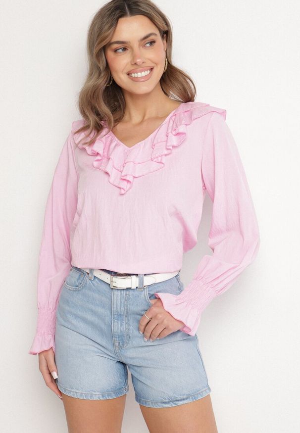 Born2be - Różowa Bluzka z Wiskozą w Rustykalnym Stylu z Falbanami Finlimi. Okazja: na co dzień. Typ kołnierza: dekolt w kształcie V. Kolor: różowy. Materiał: wiskoza. Długość rękawa: długi rękaw. Długość: długie. Sezon: wiosna, lato. Styl: casual, klasyczny, elegancki